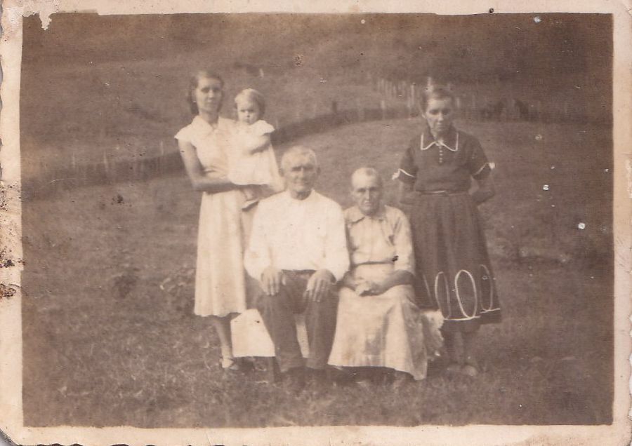 O casal sentado, são meus bisavós Otto Johan Plaster e Luize Fink Plaster.